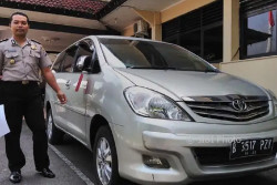 Tak Bisa Nyetir, Seorang Mahasiswi Berhasil Bawa Kabur Mobil