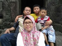 Kesabaran Machmud Merawat Anak Autis