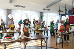 Pengemudi Grab Dilatih Memasak oleh Chef Hotel