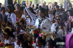 Asyiknya Iriana Jokowi Menari di Bali
