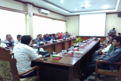 Jalan Daendels Ditutup, Puluhan Pedagang Protes 