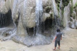 Menikmati Percikan Air Terjun Goa Kebon di Kulonprogo