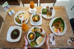 Menu Ala Tradisional Berbungkus Daun Pisang Hadir di Lawang Resto