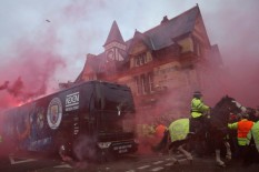 Suporter Liverpool Lempari Bus Manchester City 