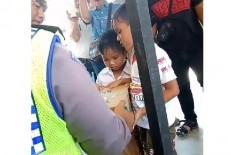 Senangnya... Bocah Pengendara Sepeda Motor Mini Dapat Hadiah dari Polisi!
