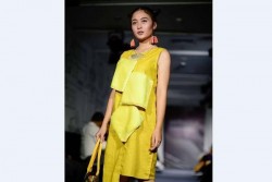 Bergaya Urban dengan Warna Kuning ala Manda Baskoro