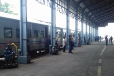 Perjalanan KA Terlambat Berjam-Jam, Penumpang Pilih Turun dan Naik Bus