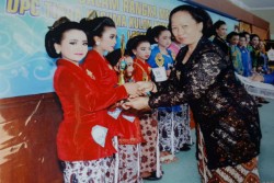 Tiara Kusuma Ingin Anak Muda Terbiasa Pakai Berkebaya