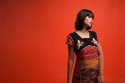 Ofie Memainkan Tenun NTT dalam Warna Atraktif