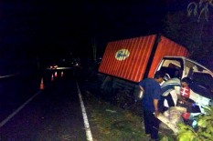 Hindari Kendaraan dari Arah Berlawanan, Truk Pengangkut Paket Masuk Sawah