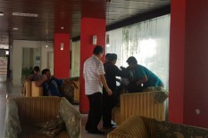 Dua Siswa SMK 4 Tangerang yang Histeris Dipulangkan Menggunakan Mini Travel