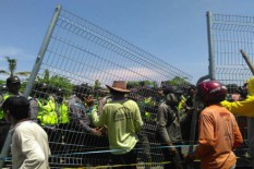Pemagaran IPL Dimulai, Warga-Polisi Saling Dorong