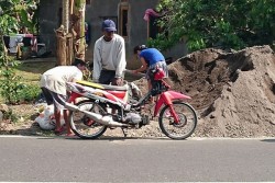 Demi Bakti kepada Orang Tua, Gadis di Salatiga Ini Rela Bekerja Kasar