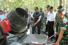 Hasto: Awalnya Menonton, Lama-Lama Ikut Gotong Royong