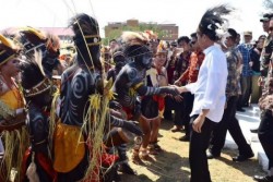 Dikerubuti Mama-Mama, Jokowi Beli Ketela dan Madu
