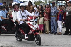 Begini Kemesraan Jokowi-Iriana di Papua yang Bikin Baper