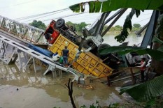 Jembatan Babat Roboh, 2 Orang Masih Terjebak, Diduga Telah Tewas