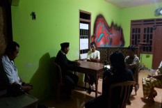 Tahlil Warga Penolak Bandara saat Didatangi Bupati Hasto Tengah Malam