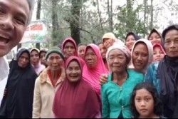 PILKADA JATENG : Nenek-Nenek Pun Diajak Selfie sama Ganjar Pranowo 