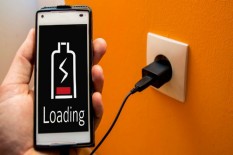 Mengapa Tak Boleh Isi Daya Smartphone di Sembarang Tempat? Ini Peringatan Kominfo