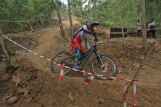 Seri I 76 Indonesian Downhill 2018 : Sempat Dua Kali Terjatuh, Pembalap Ini Mampu Juarai Kelas Paling Bergengsi 