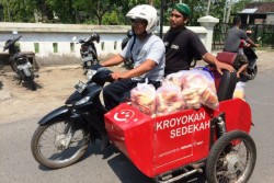 Ikhlas Berbagi Makanan, Kroyokan Sedekah Tak Ingin Ditunggangi Kepentingan Politik