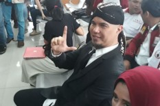 Ini Gaya Terbaru Ahmad Dhani. Mau Meniru? Izin Dulu!