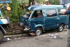 Mobil Angkut Santri Ponpes dari Jogja Tabrak Tiang Lampu dan Terguling di Wonogiri