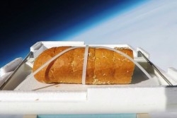 VIRAL: Blogger Inggris Kirim Roti ke Tepi Ruang Angkasa, Lalu Memakannya