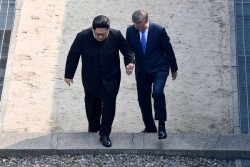 Potret Kehangatan Pertemuan 2 Korea, Saling Tersenyum dan Bergandengan Tangan