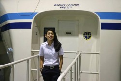 ATHIRA FARINA: si Pilot Tomboi yang Pengin Ikuti Jejak Bruce Dickinson