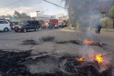 Demo Tuntut Kadus Mundur Tak Digubris, Warga Depok Gelar Aksi Bakar Ban