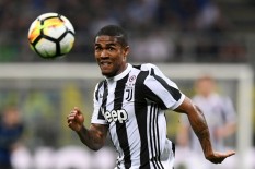 Douglas Costa Pahlawan Si Nyonya Tua