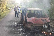 Duh, Mobil Mengangkut Tiga SPG Kosmetik Terbakar 