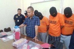Beri Utangan Rp300 Juta Pakai Uang Mainan, 5 Orang Dibekuk