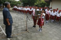 Puluhan Siswa Bertumbangan saat Upacara Hardiknas