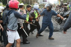 Sulut Api Ubah Pertigaan Revolusi Jadi Medan Keributan