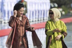 Dilelang, Selendang dan Jarik Iriana Joko Widodo Laku Rp39,5 juta  
