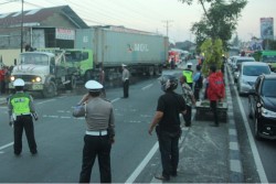Truk Kontainer Tabrak Sepeda Motor di Jalan Jogja-Semarang, 2 Tewas