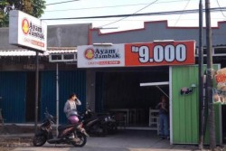 Dibikin Huh Hah oleh Pedasnya Ayam Jambak