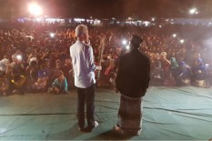 Apa Maksud Warga Menyodorkan Sapu Lidi ke Ganjar Pranowo? 