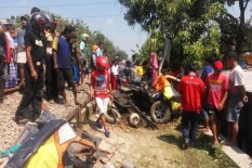 Duoorrr! Kereta Api Tabrak Pikap di Pelintasan Gemolong, Pasutri Tewas