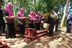 Hari Jadi Gunungkidul ke-187, Sejumlah Pejabat dan Masyarakat Ziarah ke Makam Mantan Bupati