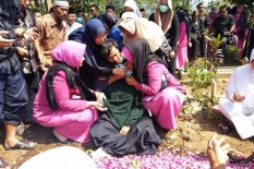 Istri Brigadir Fandy Pingsan saat Pembacaan Doa Pemakaman