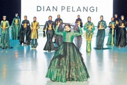 Mencermati Songket Palembang dalam Andewi karya Dian Pelangi