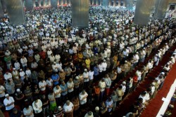 Masjid Terbuka untuk Umum, Jemaah Tarawih Digeledah