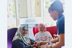 Rayakan Hari Ibu Internasional, Aston Batam Bagikan Kue Spesial untuk Tamu Wanita
