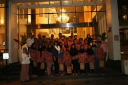 The 101 Yogyakarta Tugu Ajak Anak Yatim Buka Puasa