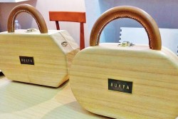 Bergaya Unik dengan Tas Kayu