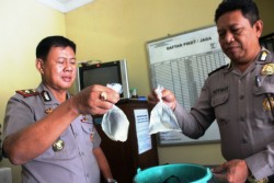 Kelabui Polisi, Warga Sembunyikan Ciu di Tumpukan Jerami